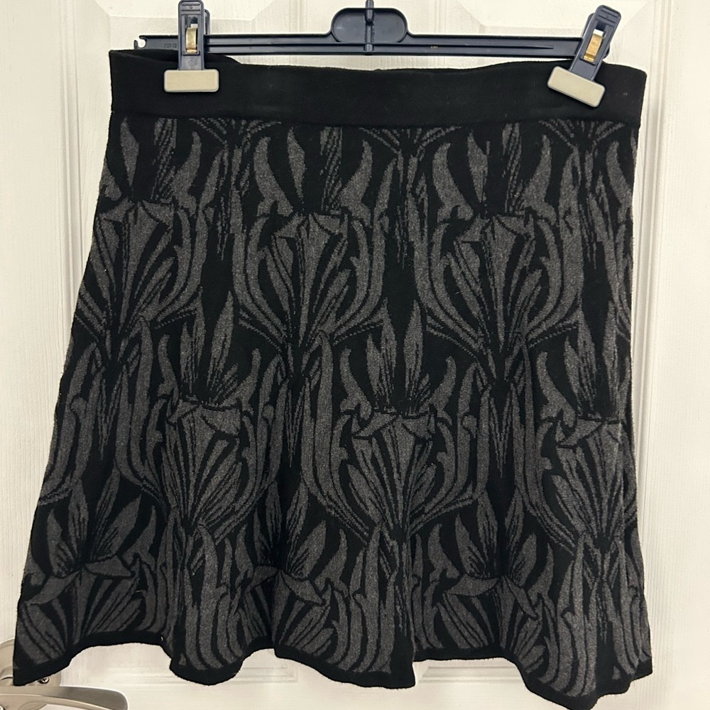 Max Studio Black and Grey Patterned Knit Skirt, Sz L